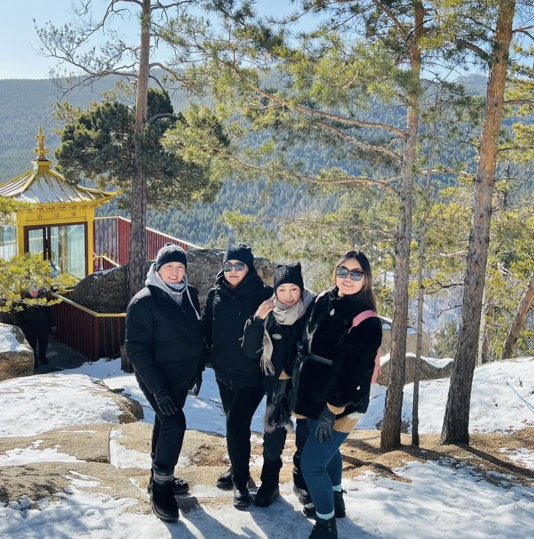 Mongolian women at Aglag Buteel Khiid monastery